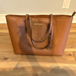 Michael Kors - Jet Set Medium Saffiano Leather Top-Zip Tote Bag